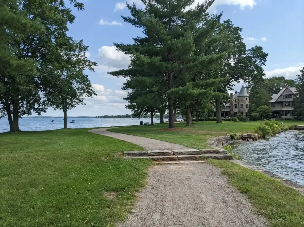 lake-geneva-wisconsin-shore-path